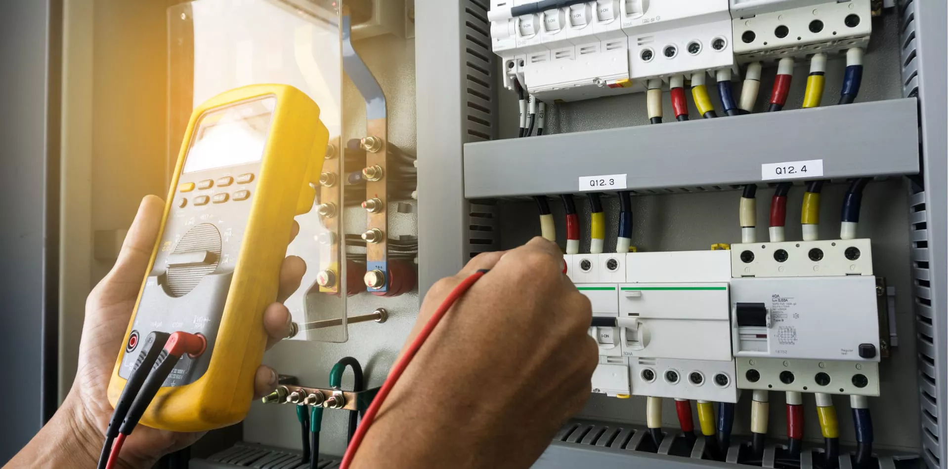 Test de courant par un électricien à Saint-Jean-sur-Richelieu